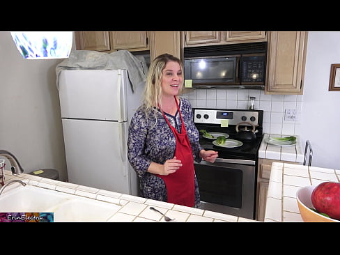 ❤️ Matrigna che lo munge in cucina prima del suo appuntamento ☑ Porno russo al it.milfnut-net.ru