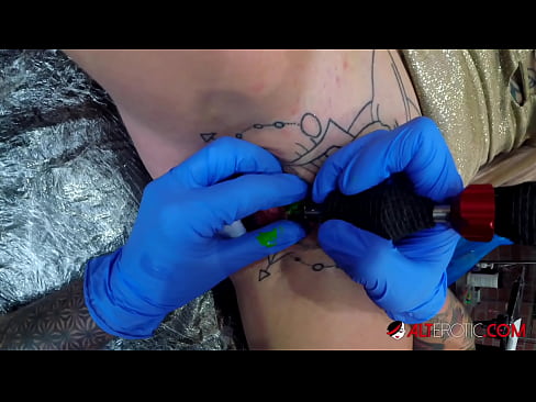 ❤️ Estremamente tatuato hottie Sully Savage ottenuto un tatuaggio sul suo clitoride ☑ Porno russo al it.milfnut-net.ru